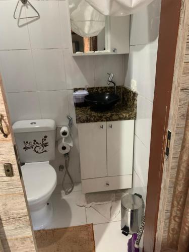a small bathroom with a toilet and a sink at Apartamento em Itaipava - Petrópolis in Petrópolis