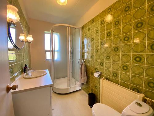 Et badeværelse på Syðstibær Guesthouse