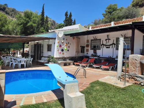 uma casa com piscina no quintal em CASA GASPAR, alojamiento rural con vistas al mar en paraje natural em Granada