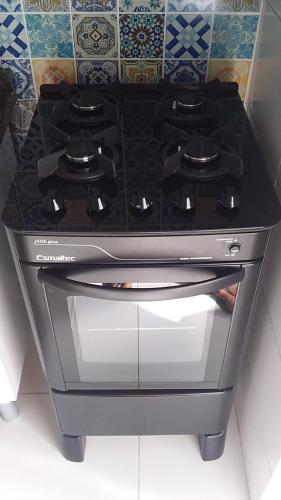 Un horno de estufa en una cocina en apê em Martin de Sá - Caragua, en São Paulo