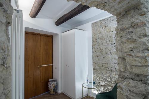 a room with a stone wall and a wooden door at B&B Vietri Centro in Vietri sul Mare