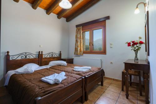 Postel nebo postele na pokoji v ubytování Omalos Village