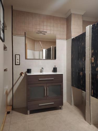 a bathroom with a sink and a mirror at Casa das Pozas 2 in Monforte de Lemos