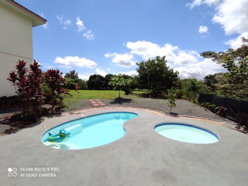 San Mateo的住宿－Quinta Don Noé，庭院中间的游泳池