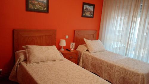 Ένα ή περισσότερα κρεβάτια σε δωμάτιο στο Pensión Vegadeo Gijón