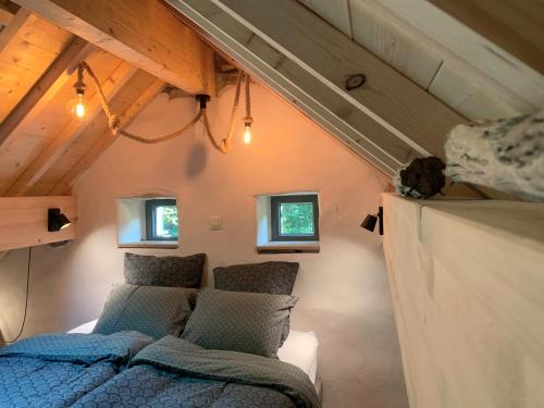 um quarto com duas cadeiras numa casa minúscula em La Faironnière em Hamoir