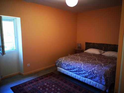 une chambre avec un lit et une fenêtre dans l'établissement Château Cantelaube, à Saint-Émilion