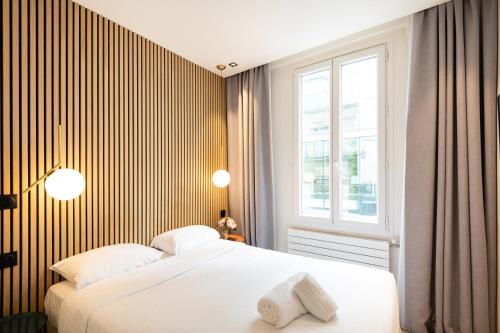 Postel nebo postele na pokoji v ubytování Hôtel So Marais