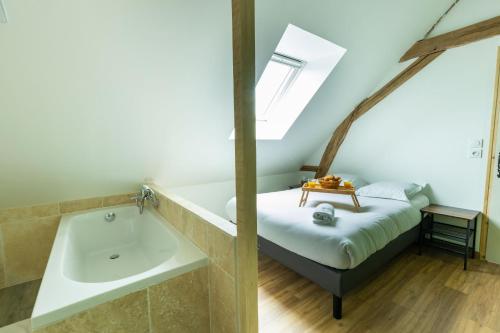 une salle de bain avec un lavabo et une baignoire dans l'établissement Taiiga - Domaine Tropical, à Saint-Aignan