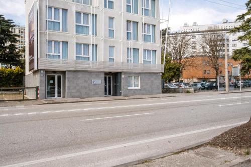 an empty street in front of a tall building at MyPlace Padova Ospedale in Padova