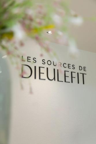 a sign that says less sopects beleighitt on a window at Domaine Les Sources de Dieulefit in Dieulefit