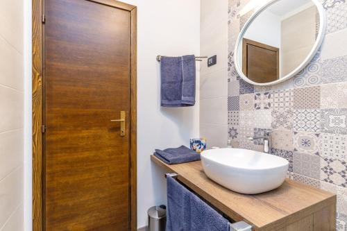 een badkamer met een wastafel en een spiegel bij The 3 Figs in Poreč