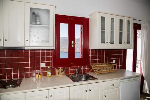 Kuchyň nebo kuchyňský kout v ubytování Asvestoti maisonettes Red house