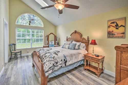 - une chambre avec un lit et un ventilateur de plafond dans l'établissement Family Home Walk to Downtown and Stetson Univ!, à De Land