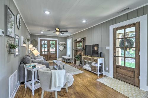 Chic Carrollton Cottage with Updated Interior! – Photos 4
