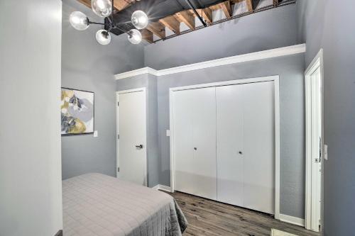 Cama o camas de una habitación en Modern Grand Haven Condo - Steps to Downtown!