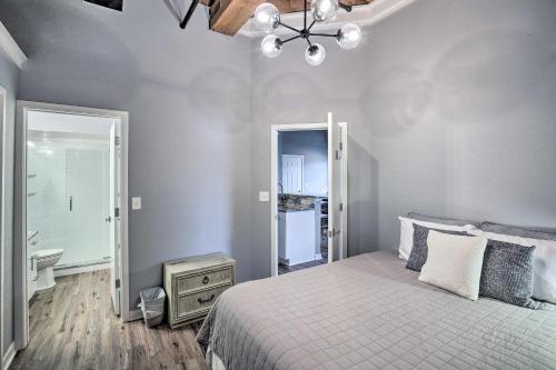 En eller flere senger på et rom på Modern Grand Haven Condo - Steps to Downtown!