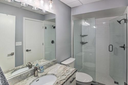 Un baño de Modern Grand Haven Condo - Steps to Downtown!