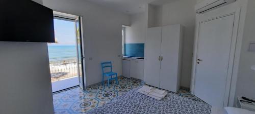 um quarto com uma vista para o oceano em B & Beach em Agropoli