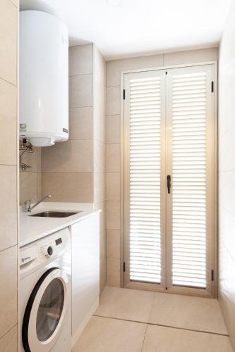 Фотография из галереи Apartamentos Mayal con Piscina в Бенидорме