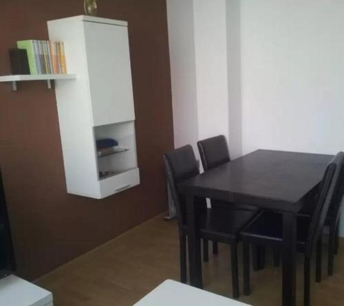 ア・コルーニャにあるApartment - 3 Bedrooms with WiFi - 02597のダイニングルーム(黒いテーブル、黒い椅子付)