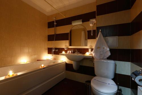 A bathroom at Evridika Hotel