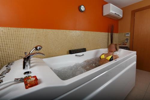Bilik mandi di Evridika Hotel