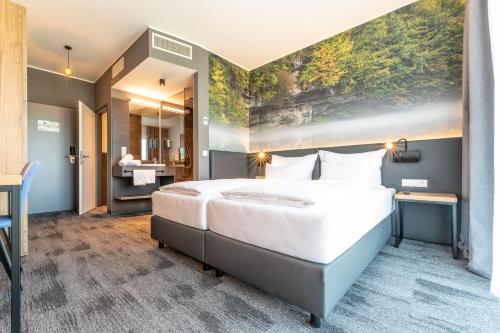 Giường trong phòng chung tại Aiden by Best Western Stadtgut Hotel Steyr - FREE PARKING