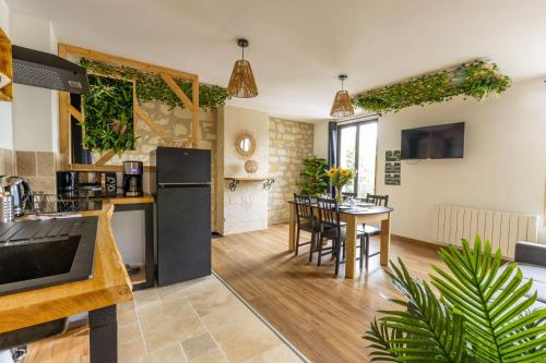 une cuisine et un salon avec une table et des chaises dans l'établissement MonteVerde - Domaine Tropical, à Saint-Aignan