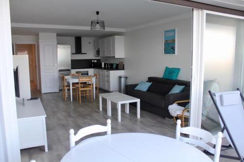 een woonkamer met een bank en een tafel bij Les Baux 1 in Sanary-sur-Mer