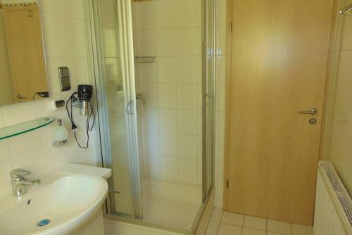 y baño con ducha y lavamanos. en Haus Tanja in der Kurstadt Bad Eilsen, en Bad Eilsen