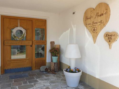 una stanza con una porta con una lampada e un cuore sul muro di Haus Anna Ein Haus mit Herz a Fliess