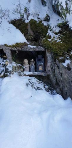 a statue of two people in the snow at Haus Anna Ein Haus mit Herz in Fliess