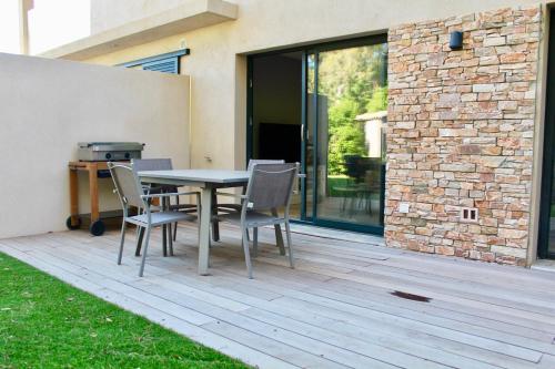 - une table et des chaises sur une terrasse avec barbecue dans l'établissement L'ete Indien 1, à Sanary-sur-Mer
