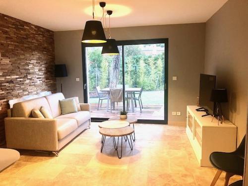 un salon avec un canapé et une table dans l'établissement L'ete Indien 1, à Sanary-sur-Mer