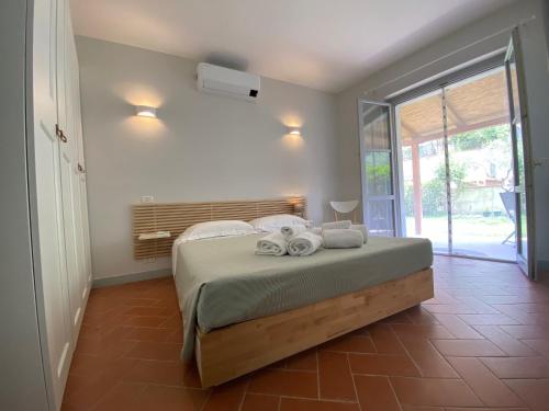 a bedroom with a bed with towels on it at La casetta nel giardino in Cetona