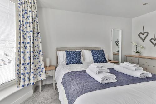 Finest Retreats - 13 Belle House - Apartment 1 في Filey: غرفة نوم عليها سرير وفوط