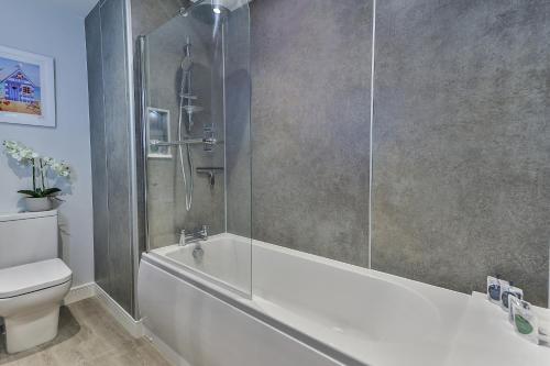 Ένα μπάνιο στο Finest Retreats - 13 Belle House - Apartment 1