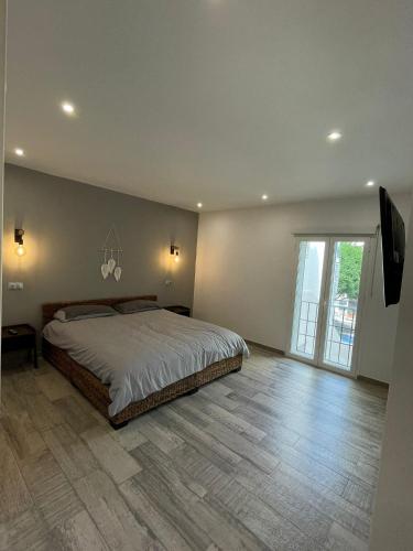 - une chambre avec un grand lit et du parquet dans l'établissement Luxurious, Confy & Sunny in the hearth of Puerto Banùs Marina, à Marbella
