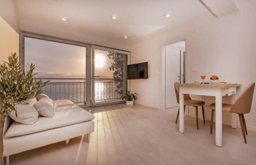 Elegant Seafront Stay - Villa Mila