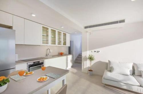 Elegant Seafront Stay - Villa Mila