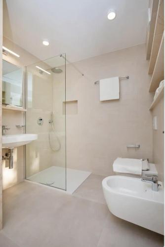Elegant Seafront Stay - Villa Mila