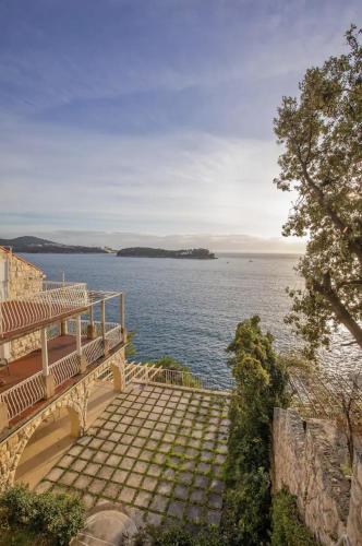 Elegant Seafront Stay - Villa Mila