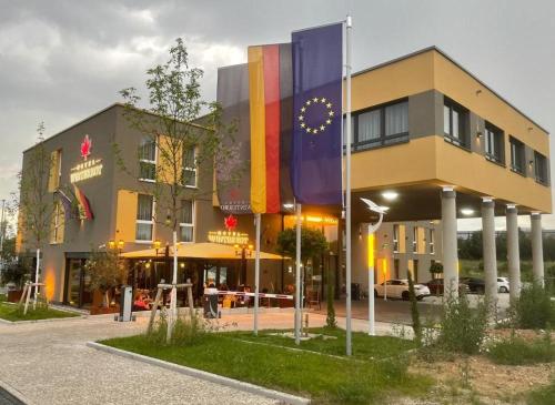 ein Gebäude mit einer Flagge davor in der Unterkunft Hotel Winterrot in Karlsruhe