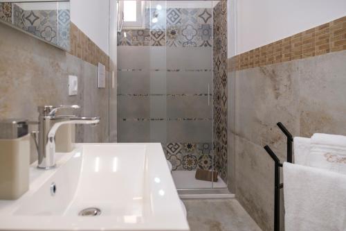 a bathroom with a sink and a shower at La Petite Erika in Avola