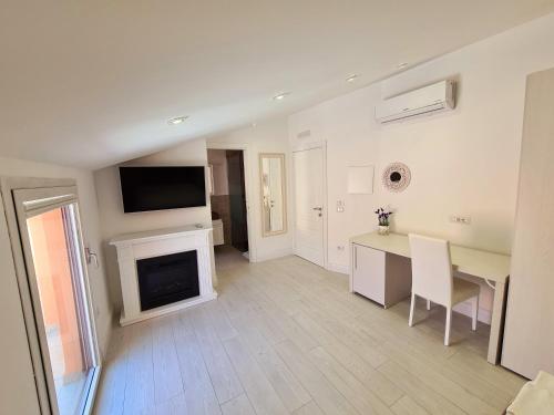 - un salon avec une table et une cheminée dans l'établissement L'Isola nel Parco Boutique Rooms & Apartments, à La Maddalena