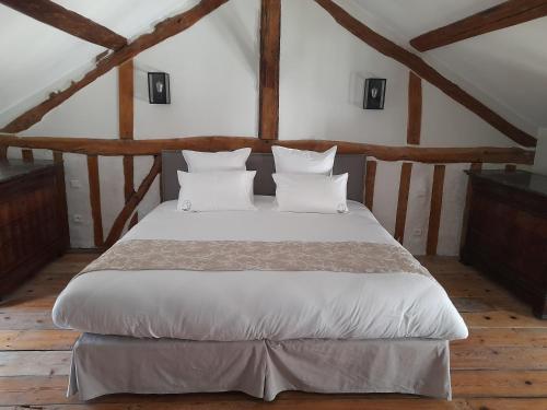 A bed or beds in a room at LE CLOS DE L AGNEAU