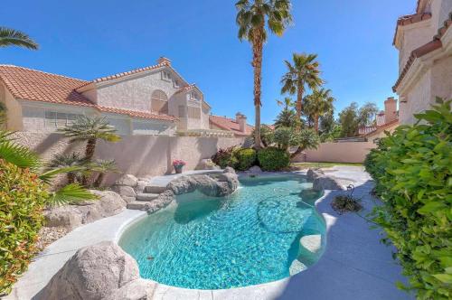 una piscina en el patio de una casa en Enchanted room en Las Vegas