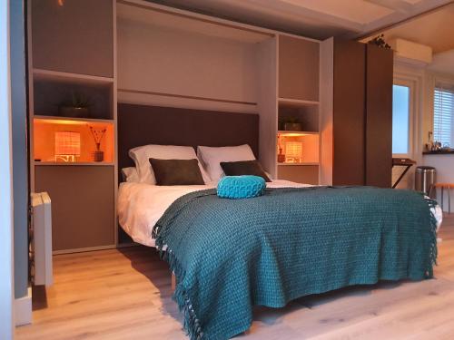 เตียงในห้องที่ Bed and Breakfast en Studio Het Atelier