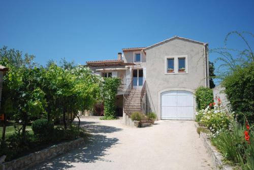 una casa con vialetto e garage di CHAMBRE D'HÔTE LE GRAND BARSAN a Vaison-la-Romaine
